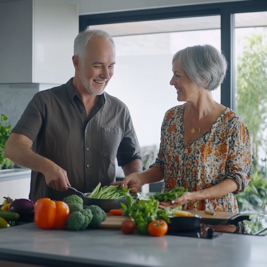 Старша пара насолоджується здоровою їжею на кухні